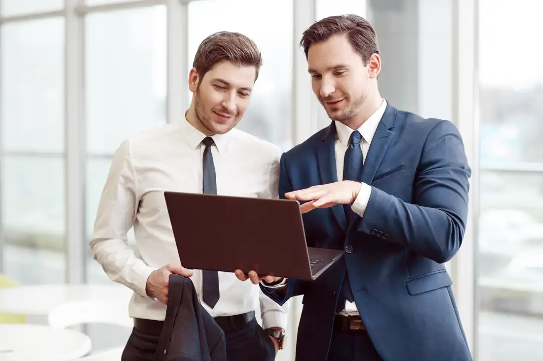 ambtenaren met laptop Goede wifi is belangrijk voor een goede overheid